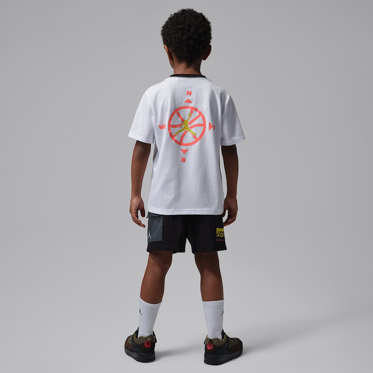 Conjunto de dos piezas de shorts de tejido Fleece con gráfico Hike Mike para niños talla pequeña Jordan – Negro – vista 2