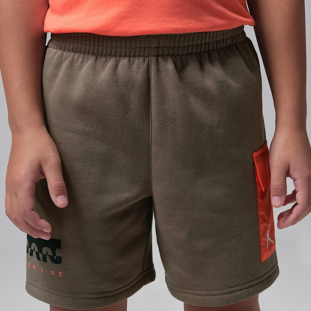 Conjunto de dos piezas de shorts de tejido Fleece con gráfico Hike Mike para niños talla pequeña Jordan – Gris – vista 10