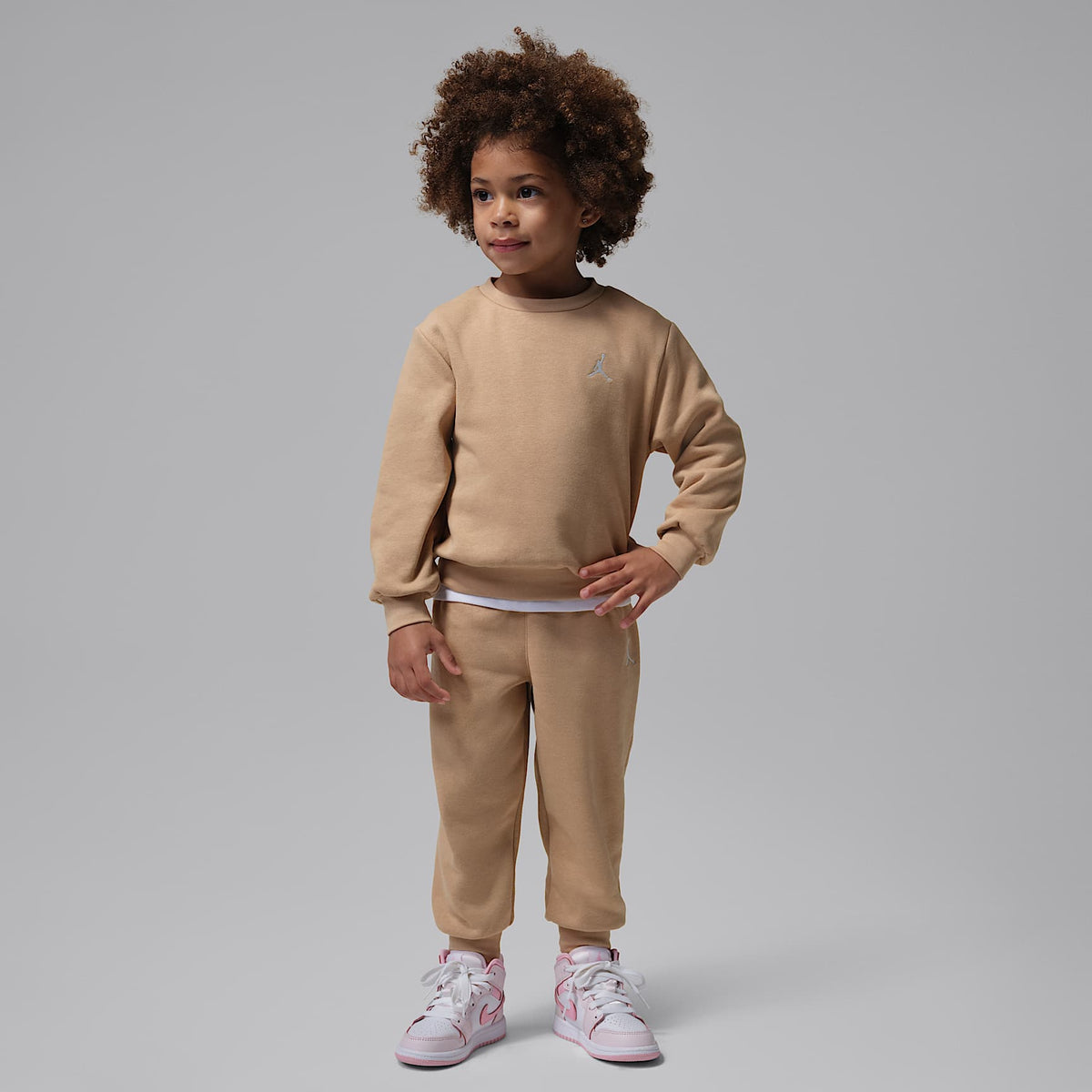 Conjunto de 2 piezas con sudadera de cuello redondo infantil Jordan Brooklyn Fleece – Marrón – vista 1