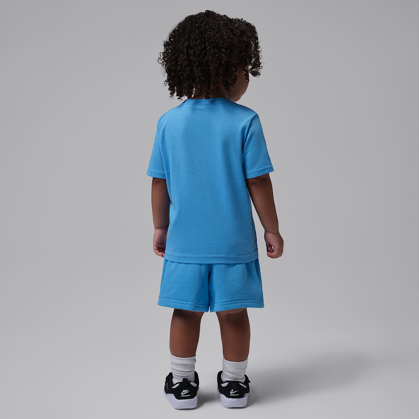 Conjunto de 2 piezas con shorts de French Terry infantil Jordan Brooklyn Essentials – Azul universitario – vista 2