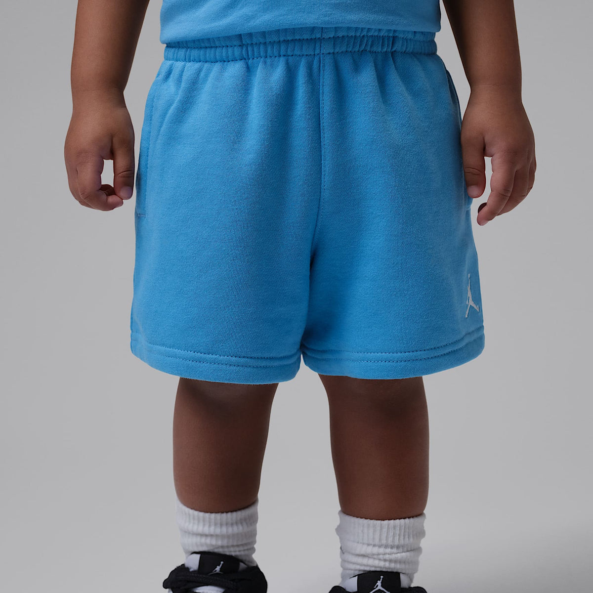 Conjunto de 2 piezas con shorts de French Terry infantil Jordan Brooklyn Essentials – Azul universitario – vista 6