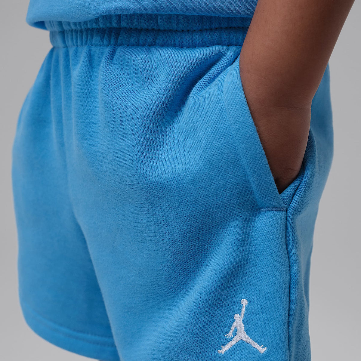 Conjunto de 2 piezas con shorts de French Terry infantil Jordan Brooklyn Essentials – Azul universitario – vista 7
