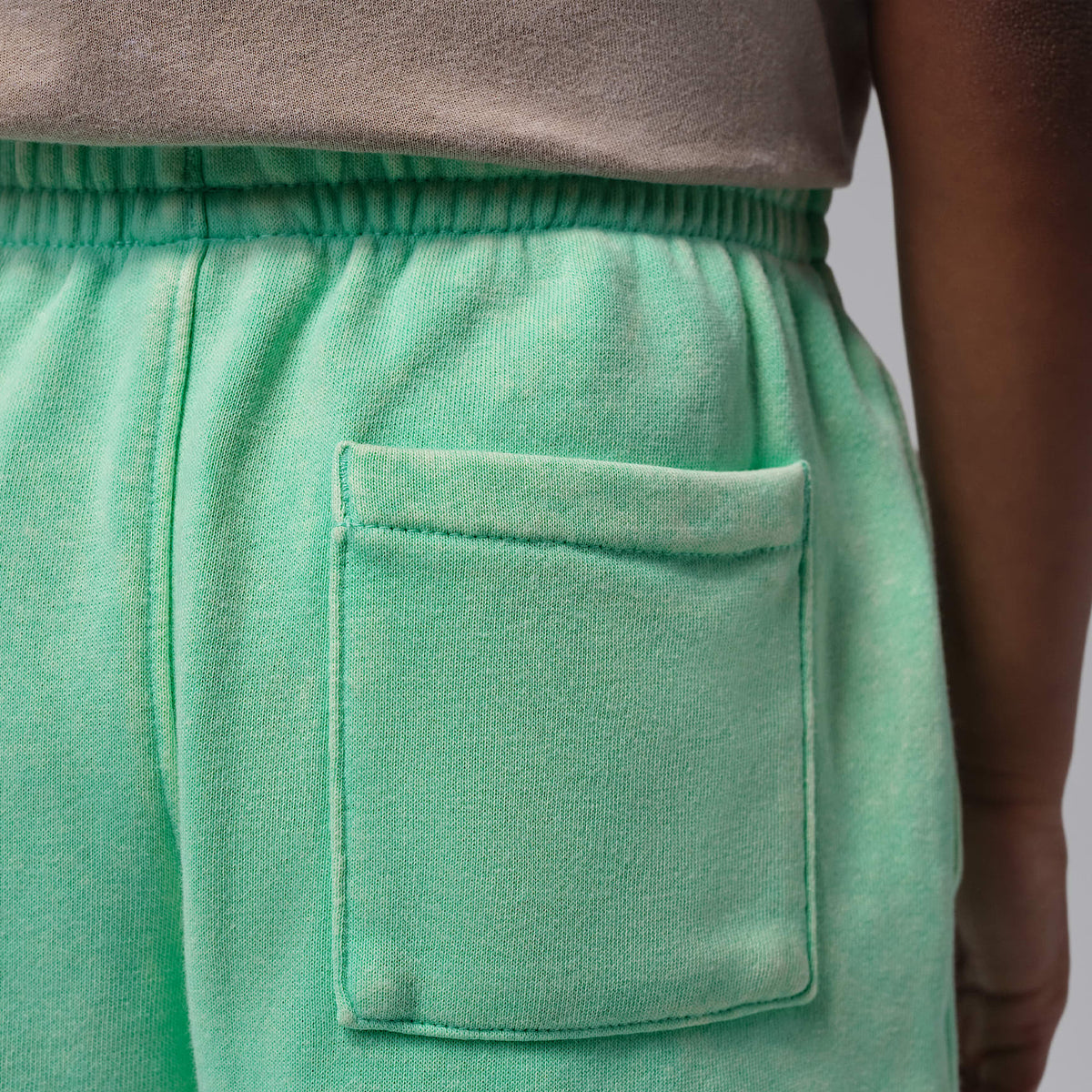 Shorts de French Terry con efecto lavado Brooklyn para niños talla pequeña Jordan – Verde resplandor – vista 6