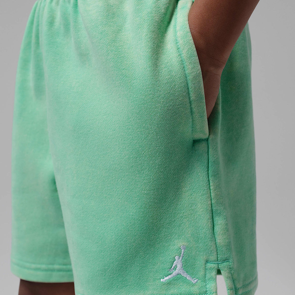 Shorts de French Terry con efecto lavado Brooklyn para niños talla pequeña Jordan – Verde resplandor – vista 5