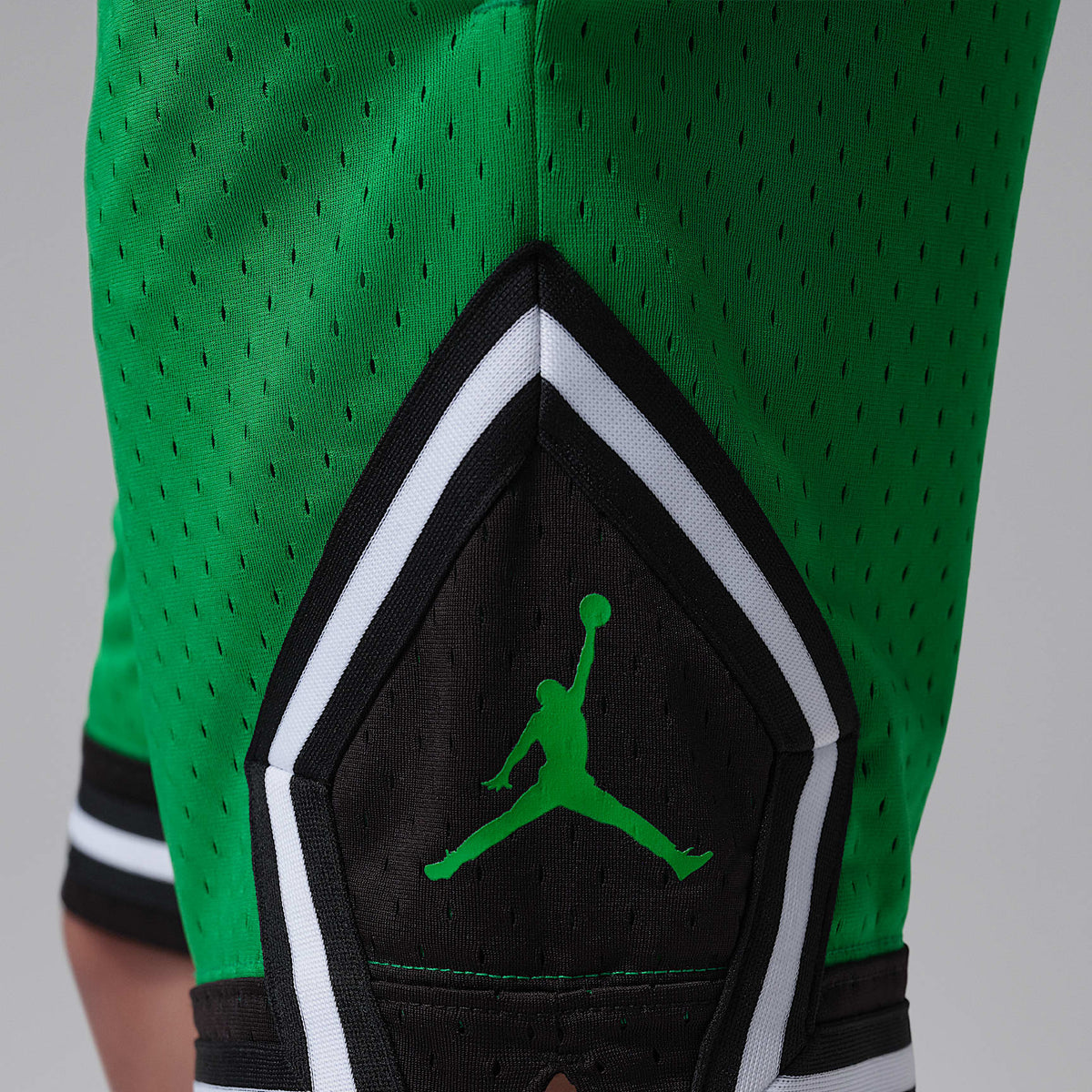 Shorts deportivos Diamond Dri-FIT para niños talla grande Jordan – Verde suerte – vista 5