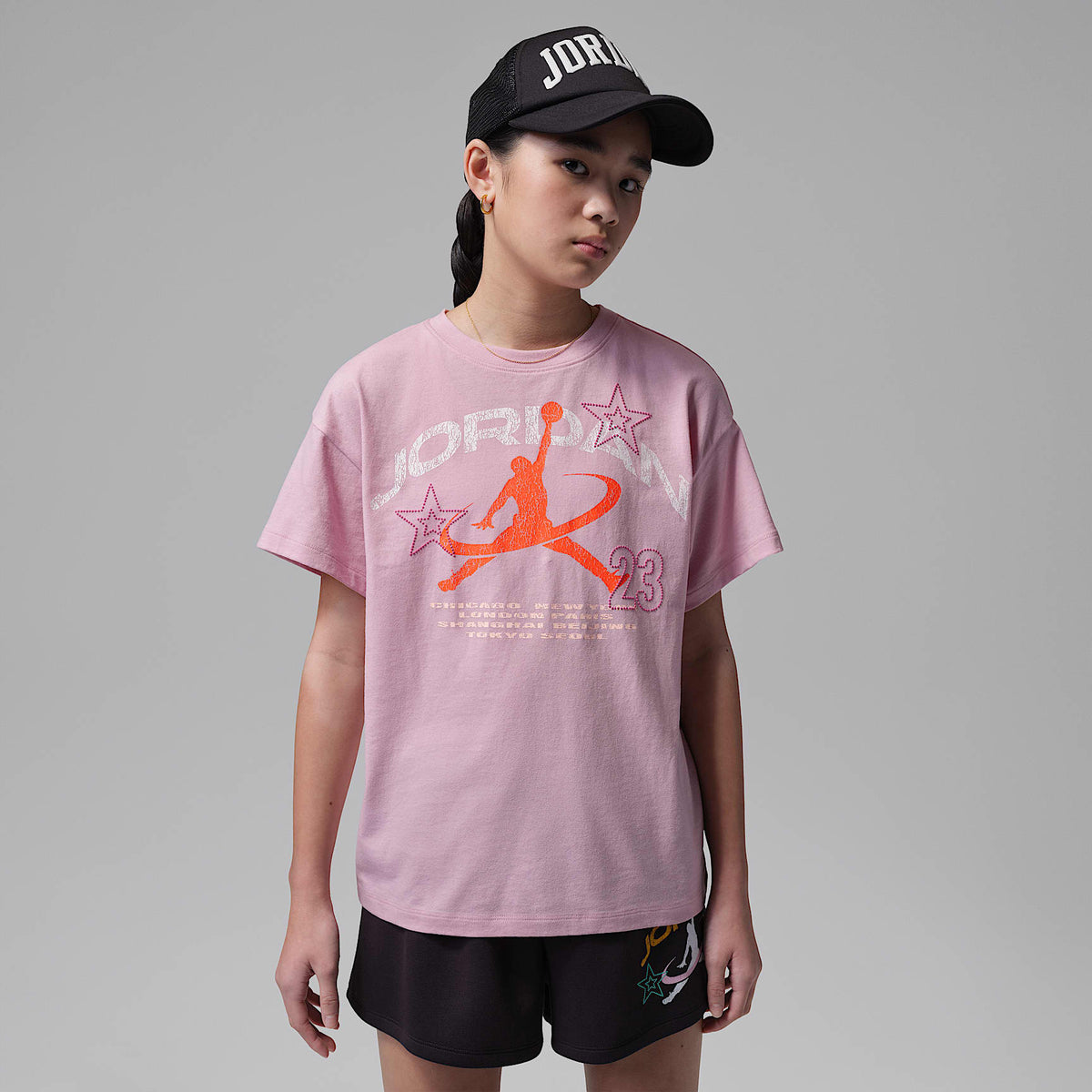Playera Geo World Tour para niños talla grande Jordan – Carmín helado – vista 1