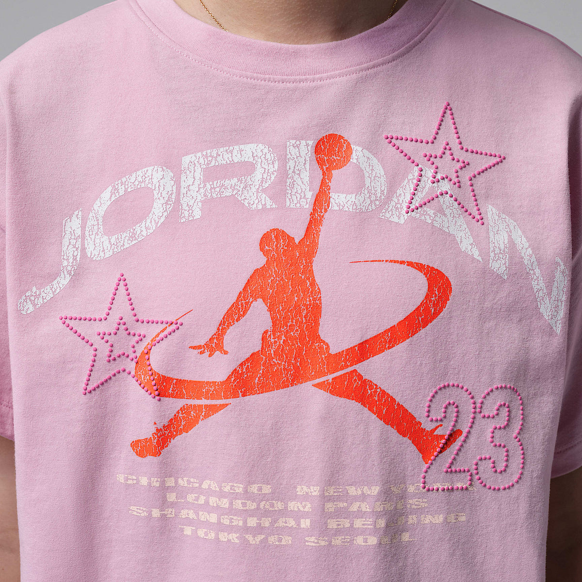 Playera Geo World Tour para niños talla grande Jordan – Carmín helado – vista 4