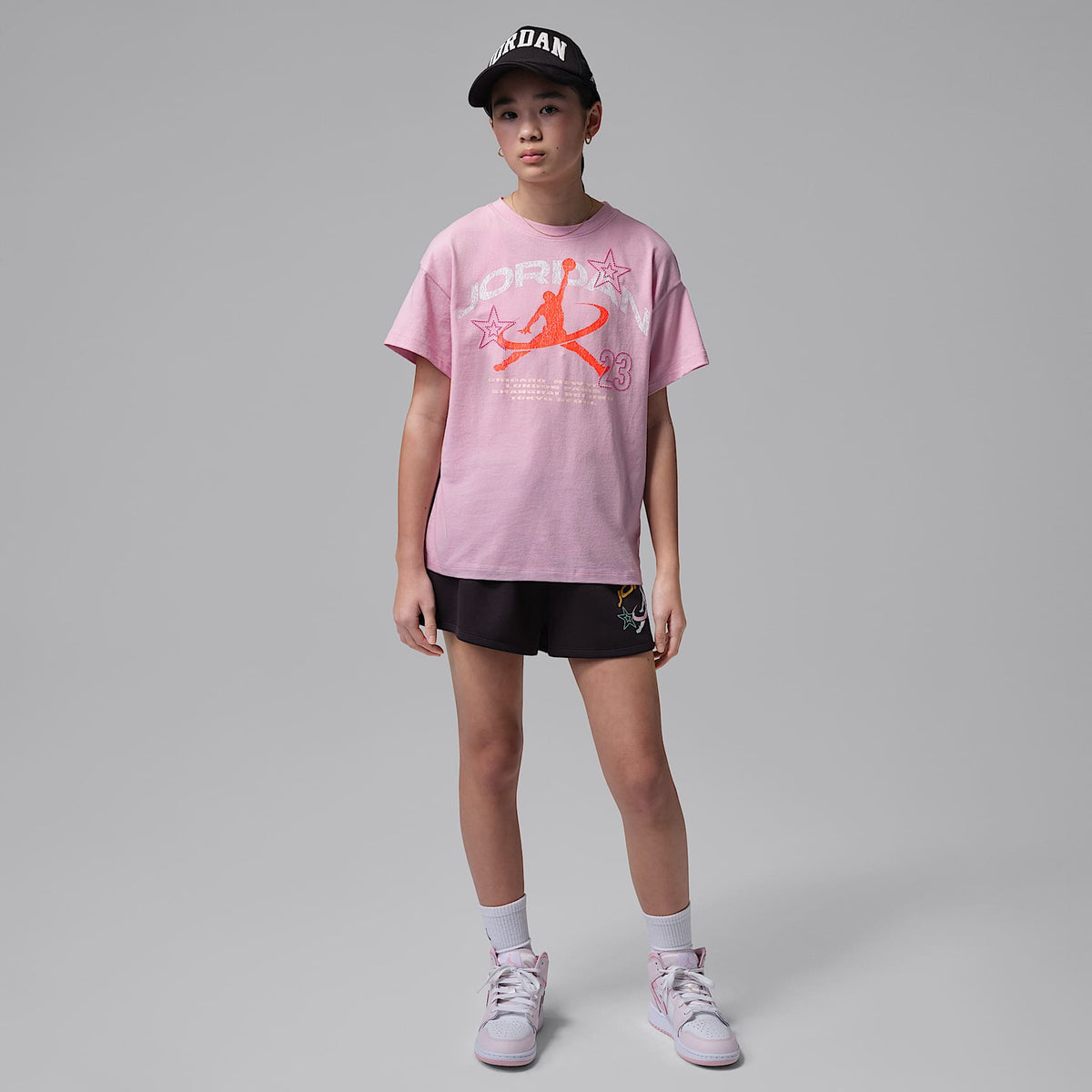 Playera Geo World Tour para niños talla grande Jordan – Carmín helado – vista 6