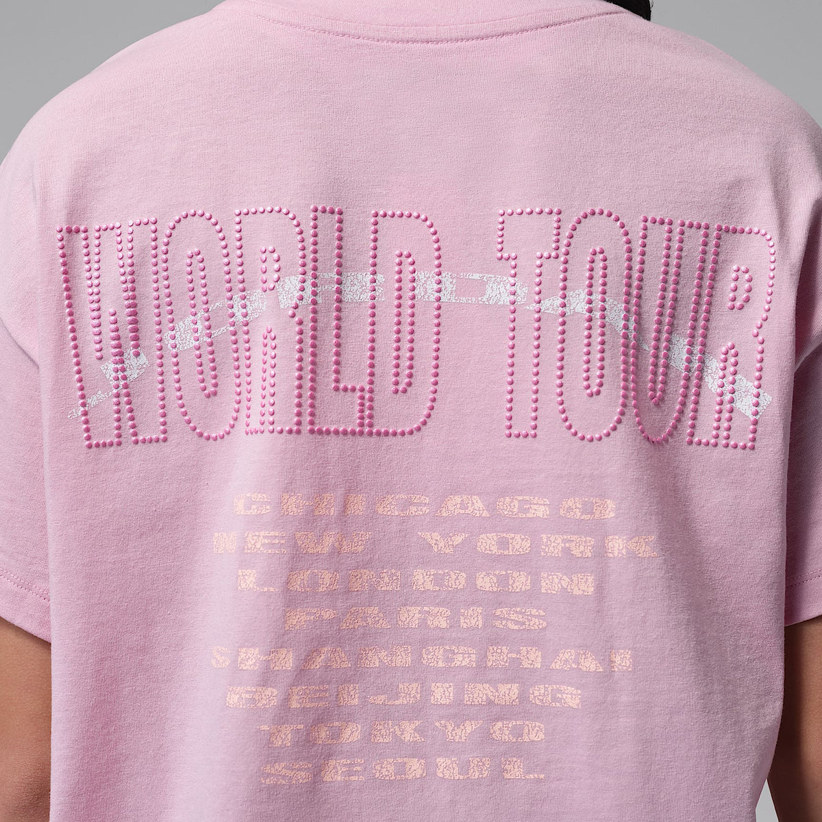 Playera Geo World Tour para niños talla grande Jordan – Carmín helado – vista 5