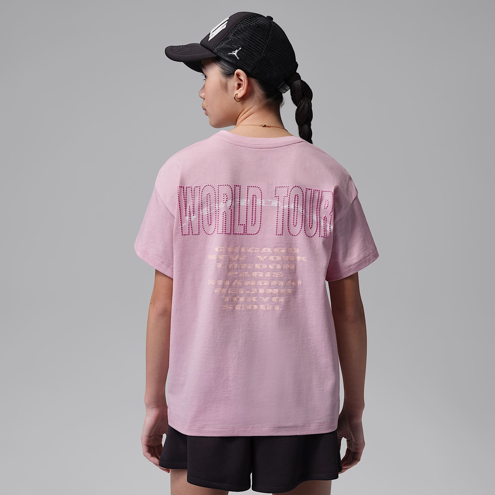 Playera Geo World Tour para niños talla grande Jordan – Carmín helado – vista 2