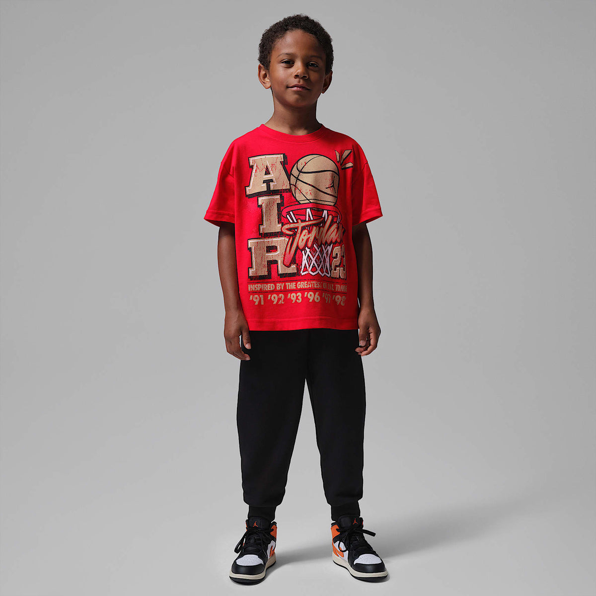Playera con gráfico Retro Hoop Distressed para niños talla pequeña Jordan – Rojo universitario – vista 5