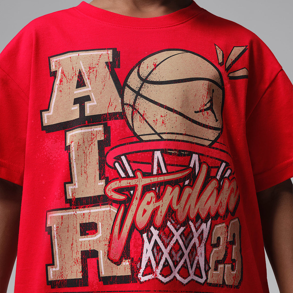 Playera con gráfico Retro Hoop Distressed para niños talla pequeña Jordan – Rojo universitario – vista 4