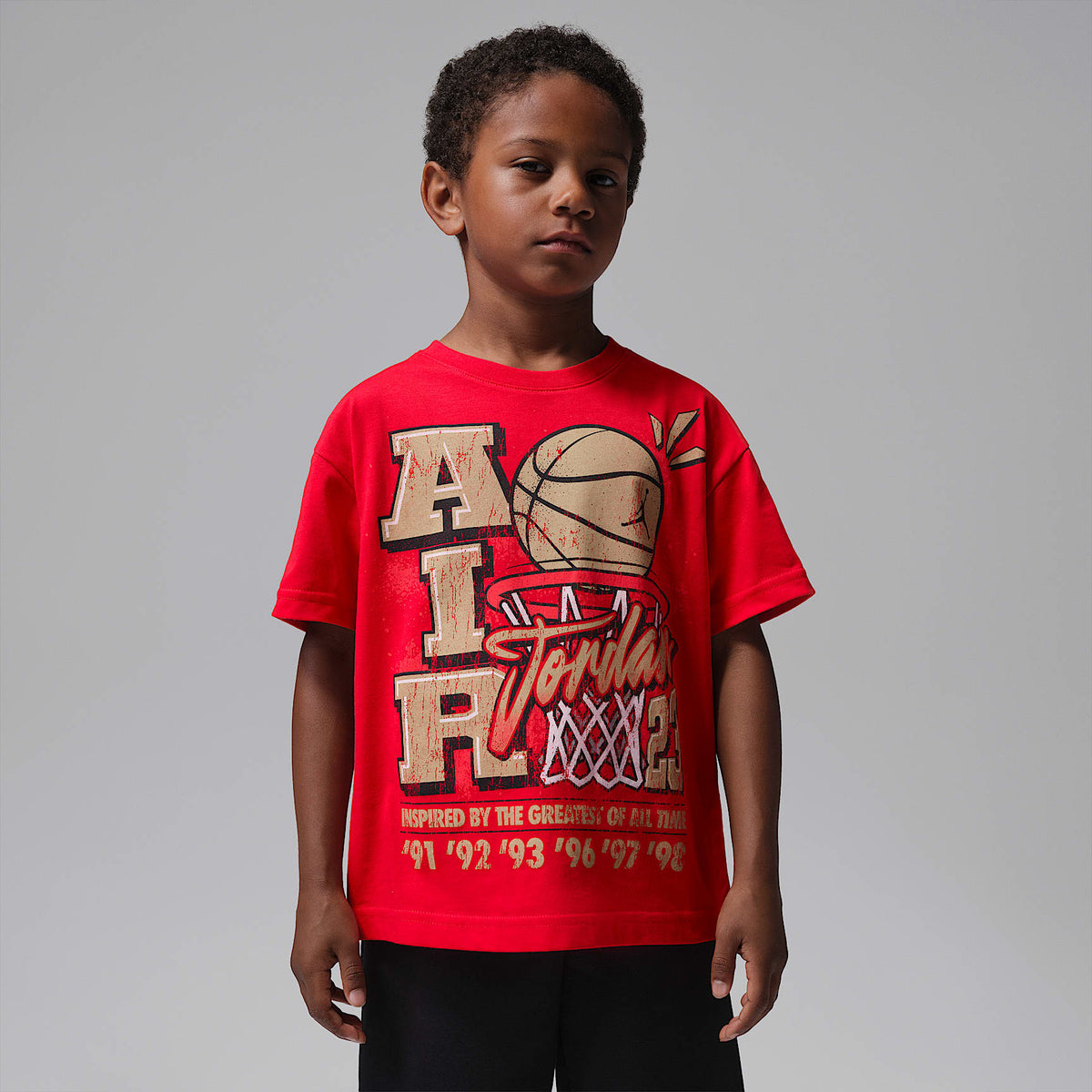 Playera con gráfico Retro Hoop Distressed para niños talla pequeña Jordan – Rojo universitario – vista 1