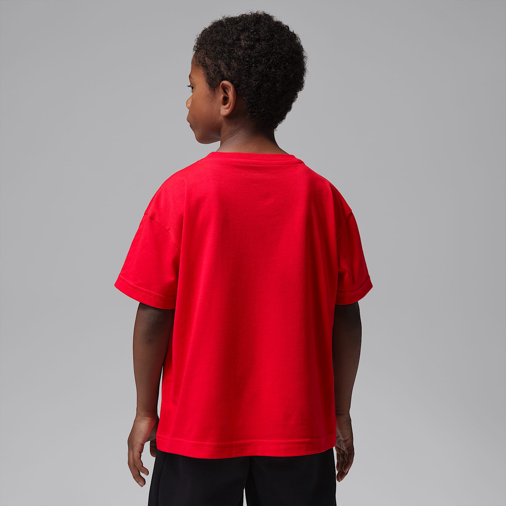 Playera con gráfico Retro Hoop Distressed para niños talla pequeña Jordan – Rojo universitario – vista 2