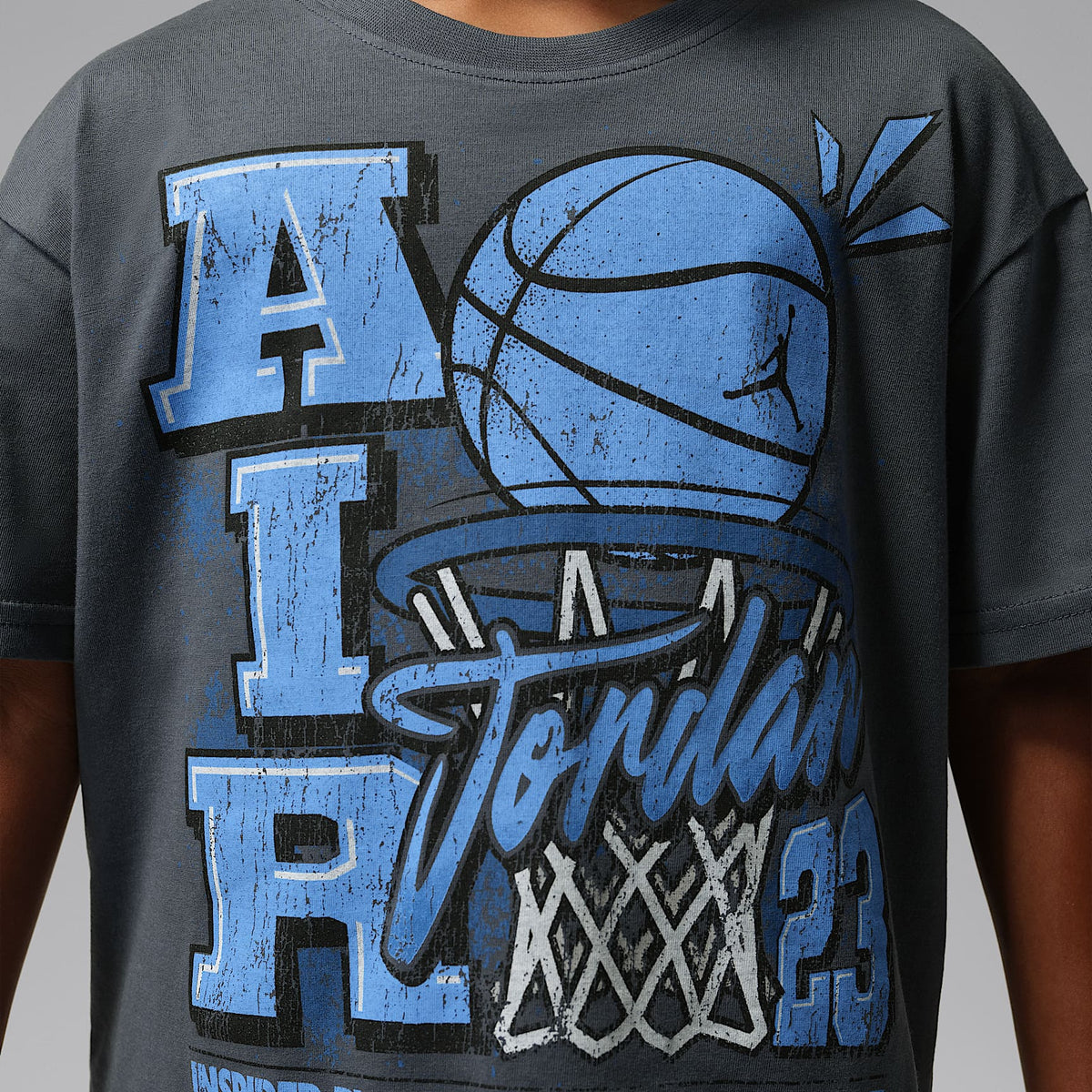 Playera con gráfico Retro Hoop Distressed para niños talla pequeña Jordan – Zorro azul – vista 4