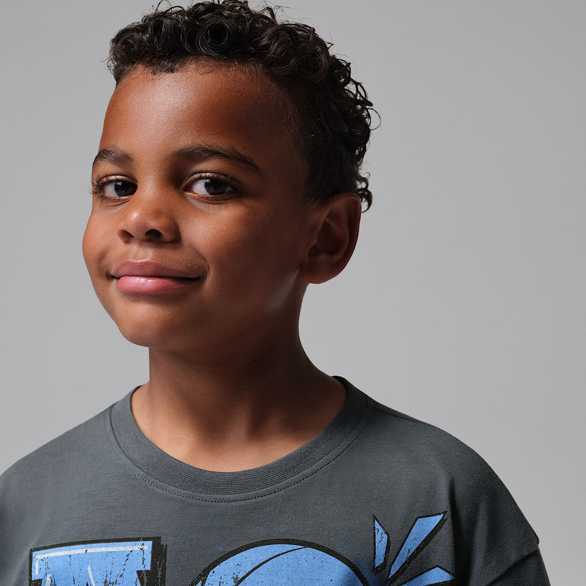 Playera con gráfico Retro Hoop Distressed para niños talla pequeña Jordan – Zorro azul – vista 3
