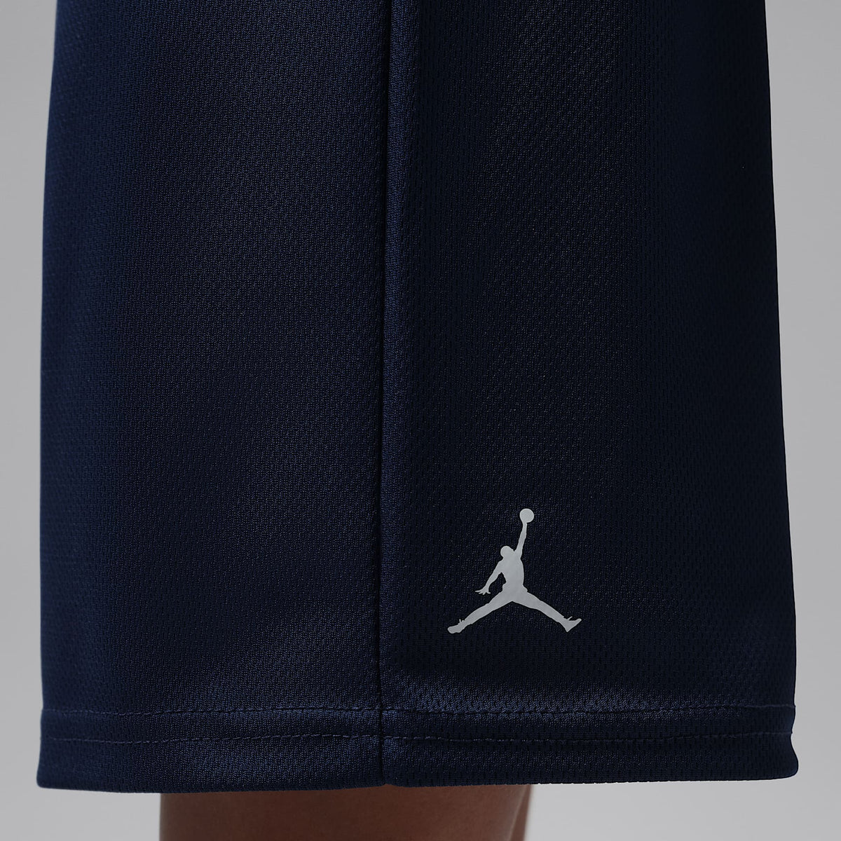 Conjunto de jersey y shorts de malla deportivos para niños talla pequeña Jordan – Azul marino medianoche – vista 8