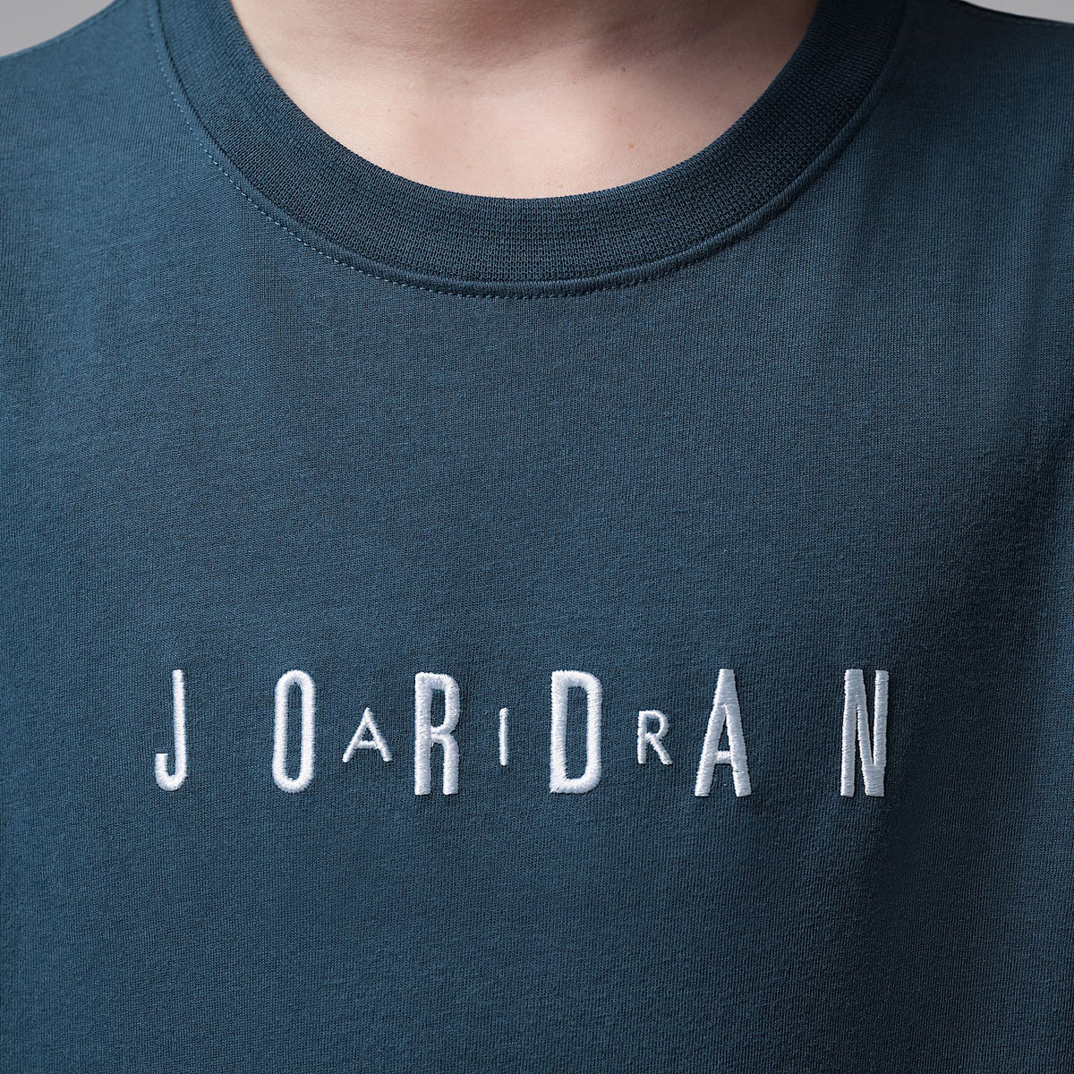 Playera bordada para niños talla grande Jordan – Azul escuadrón – vista 4