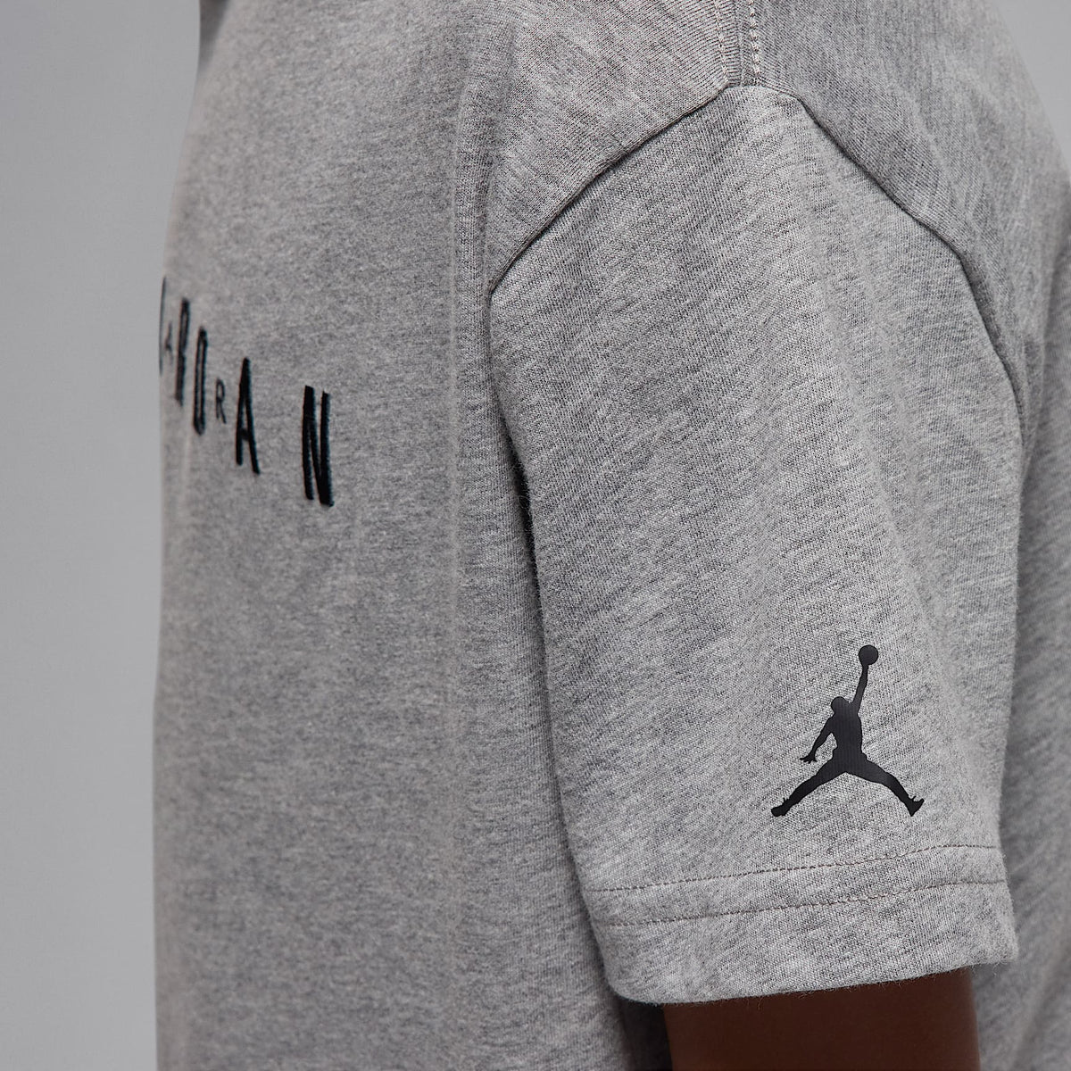 Playera bordada para niños talla grande Jordan – Carbono jaspeado – vista 4