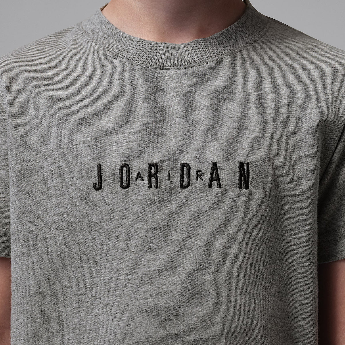 Playera bordada para niños talla pequeña Jordan – Carbono jaspeado – vista 4