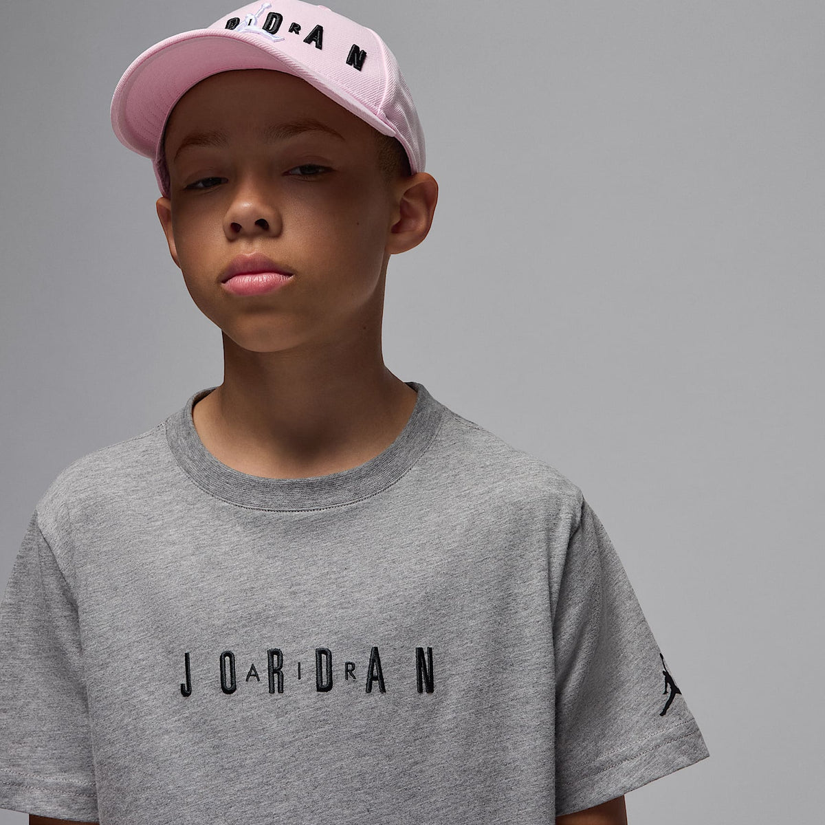 Playera bordada para niños talla grande Jordan – Carbono jaspeado – vista 3