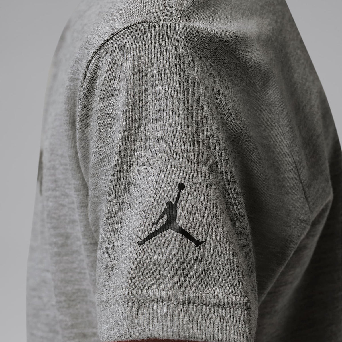 Playera bordada para niños talla pequeña Jordan – Carbono jaspeado – vista 5