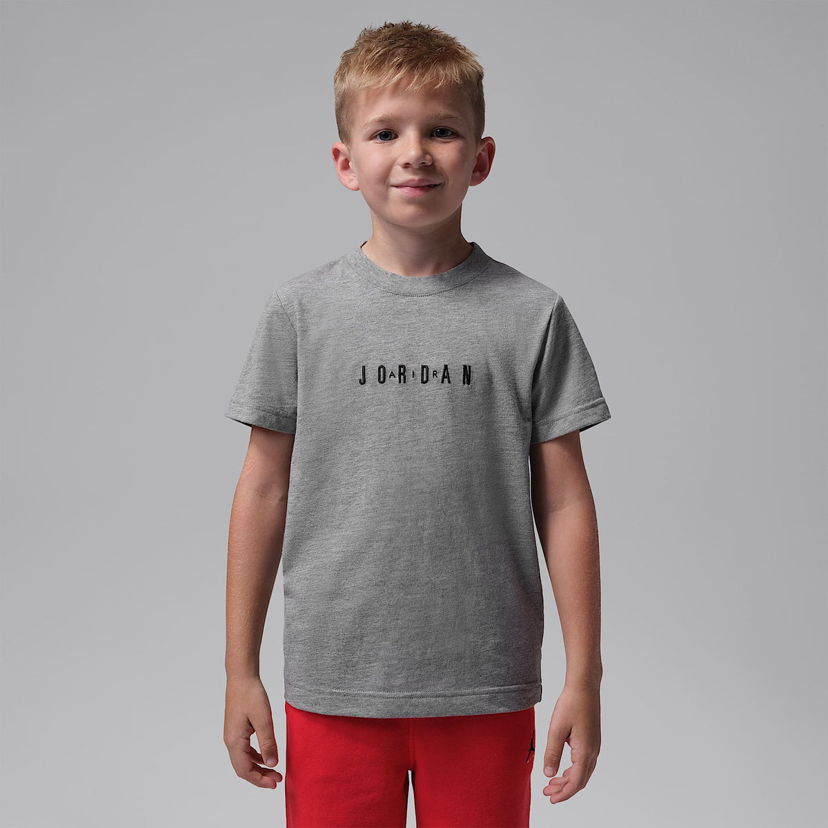 Playera bordada para niños talla pequeña Jordan – Carbono jaspeado – vista 1