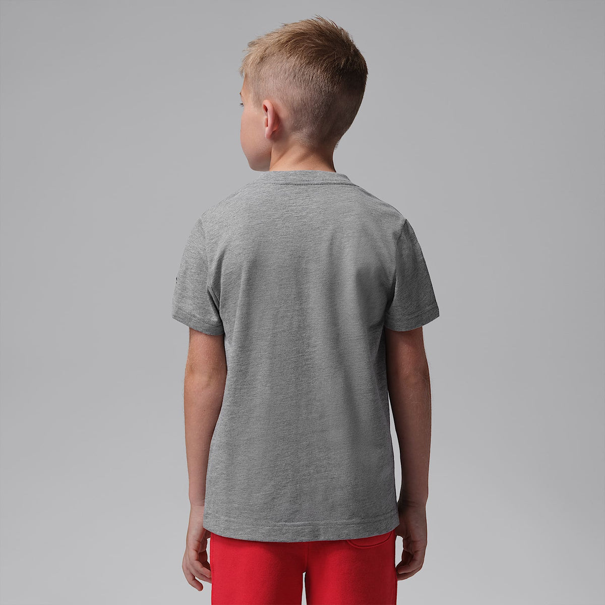 Playera bordada para niños talla pequeña Jordan – Carbono jaspeado – vista 2