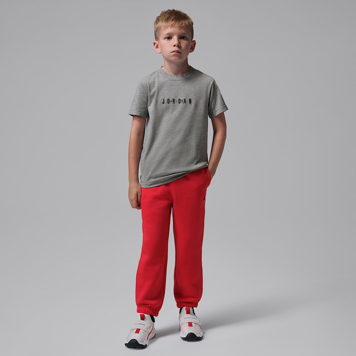 Playera bordada para niños talla pequeña Jordan – Carbono jaspeado – vista 6