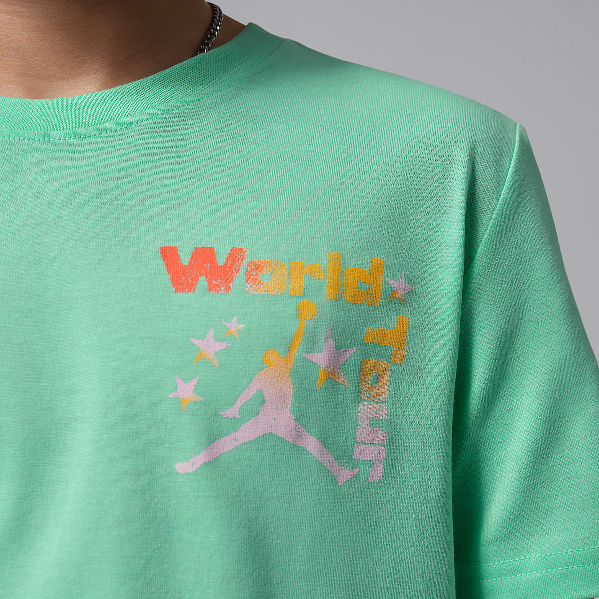 Playera World Tour para niños talla grande Jordan – Verde resplandor – vista 4