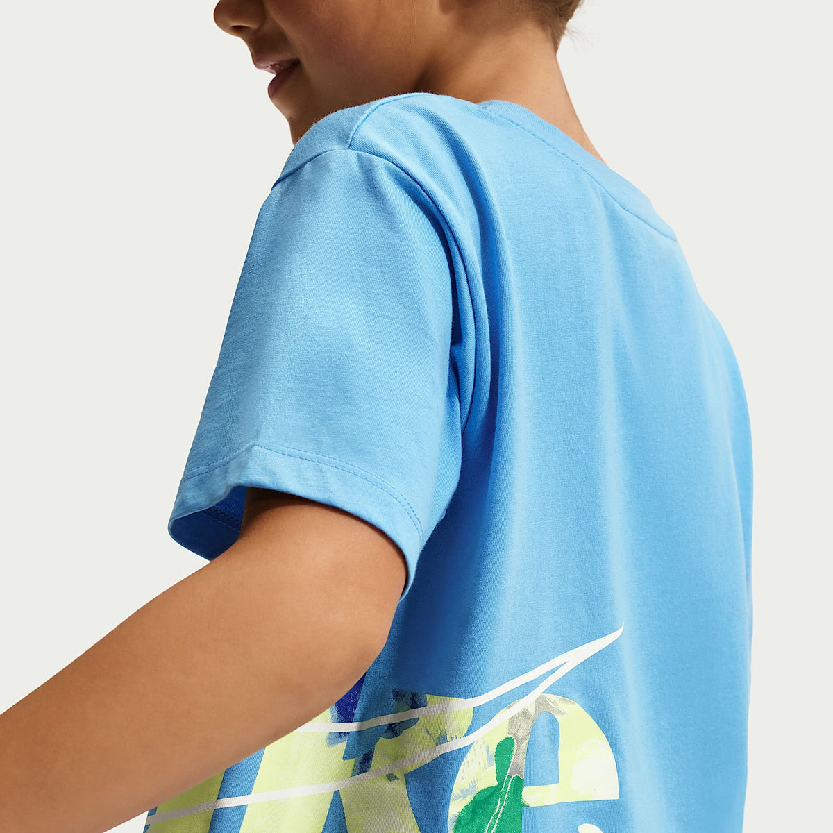 Playera de corte cuadrado para niños talla pequeña Nike Move With Nature – Azul – vista 2