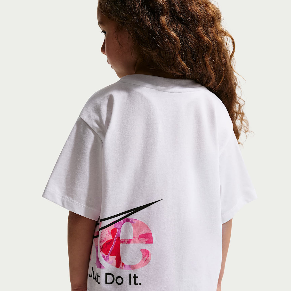 Playera de corte cuadrado para niños talla pequeña Nike Move With Nature – Blanco – vista 2