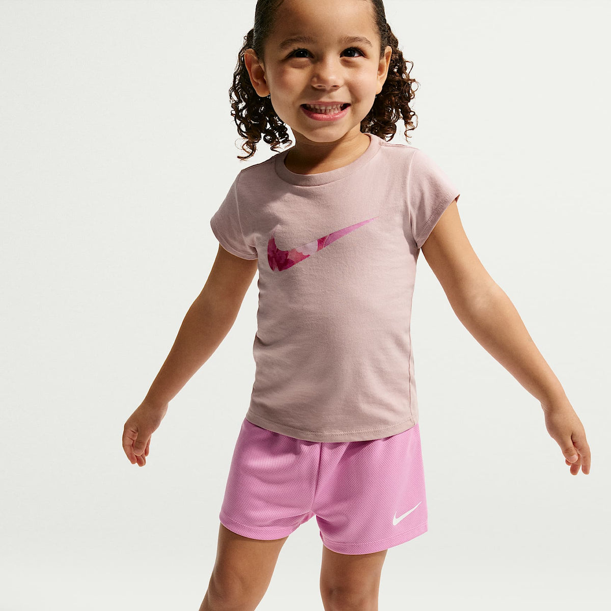 Conjunto de dos piezas con shorts de malla infantil Nike Move With Nature – Magenta claro – vista 6