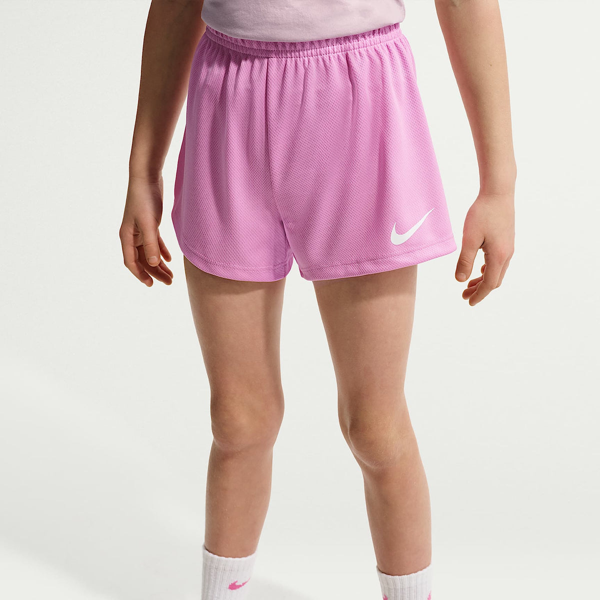 Conjunto de dos piezas con shorts de malla para niños talla pequeña Nike Move With Nature – Magenta claro – vista 4