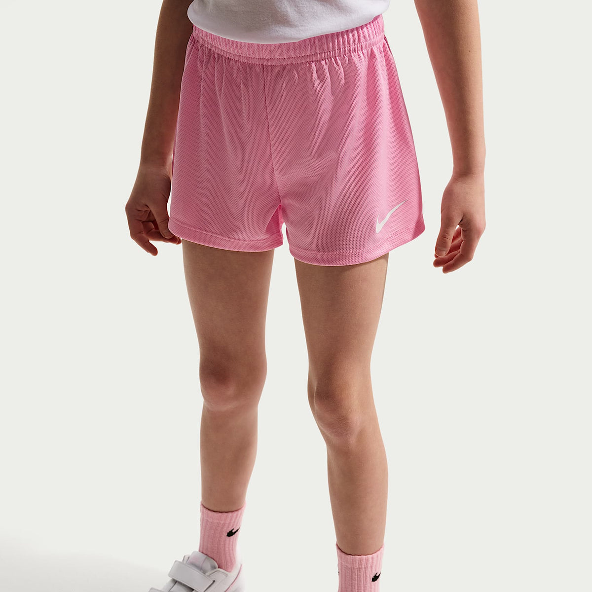 Conjunto de dos piezas con shorts de malla para niños talla pequeña Nike Move With Nature – Rosa suave medio – vista 4