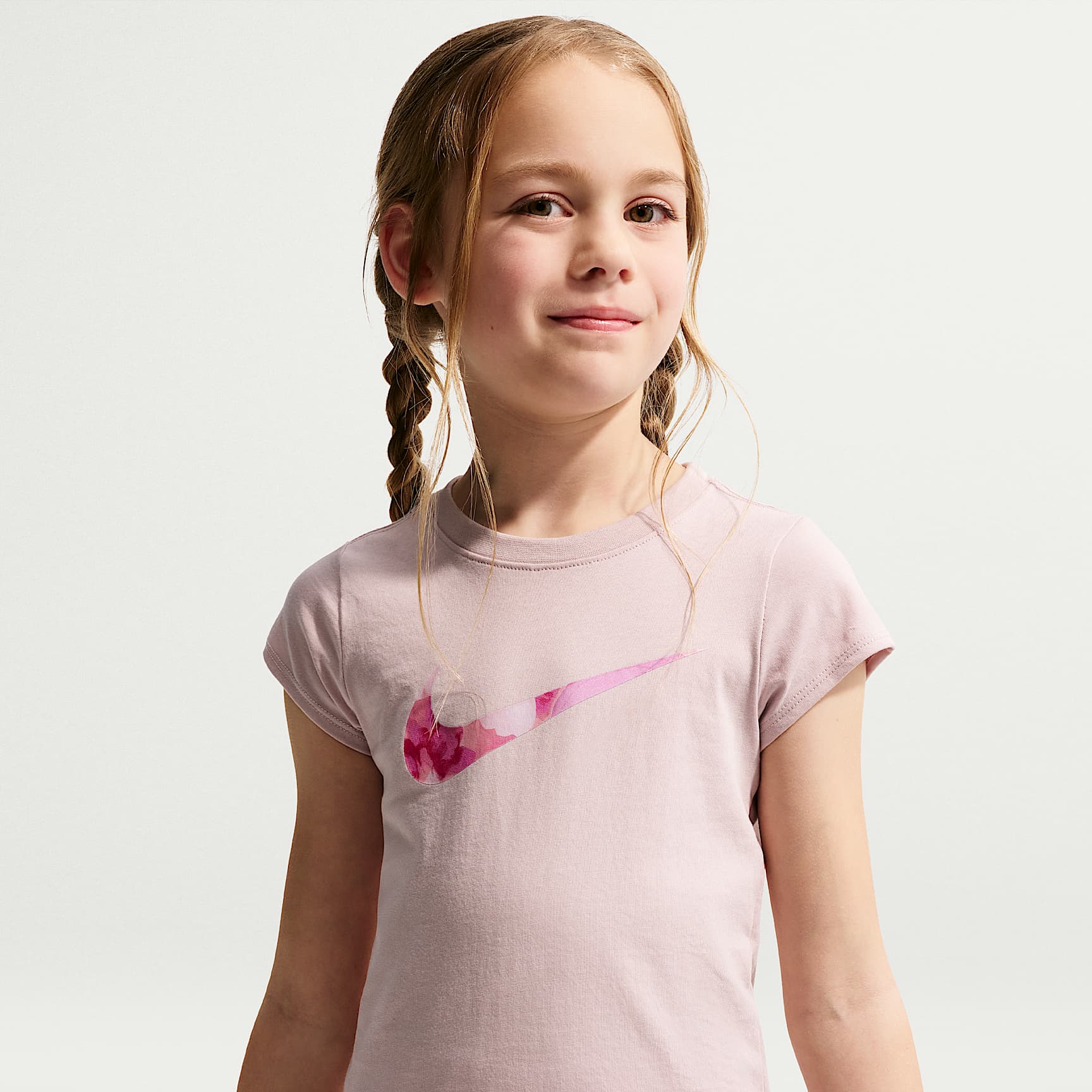 Conjunto de dos piezas con shorts de malla para niños talla pequeña Nike Move With Nature – Magenta claro – vista 2