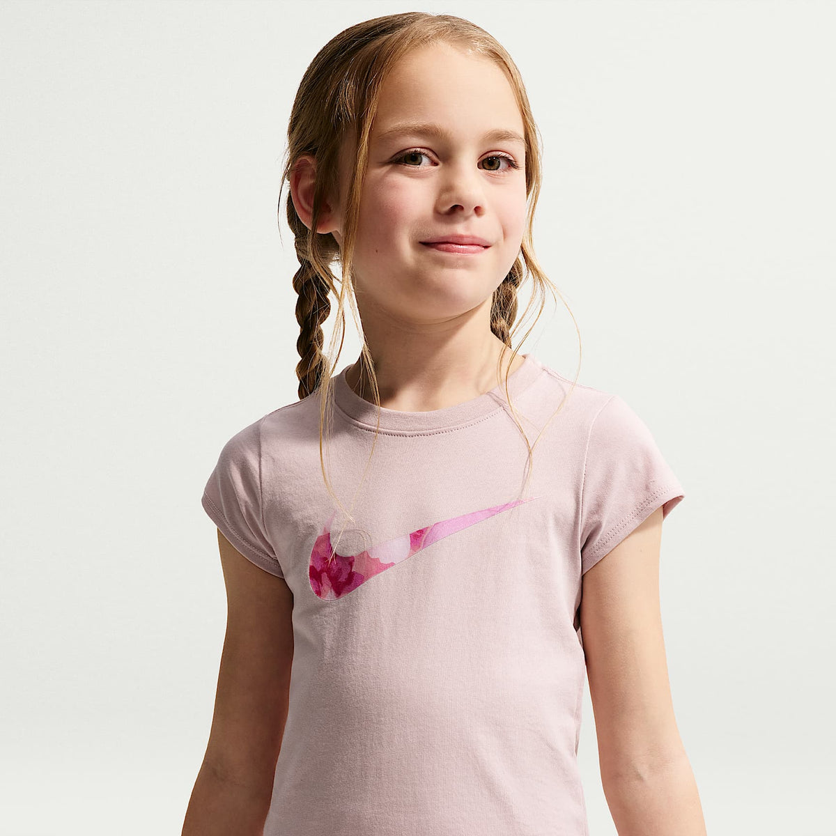 Conjunto de dos piezas con shorts de malla para niños talla pequeña Nike Move With Nature – Magenta claro – vista 2