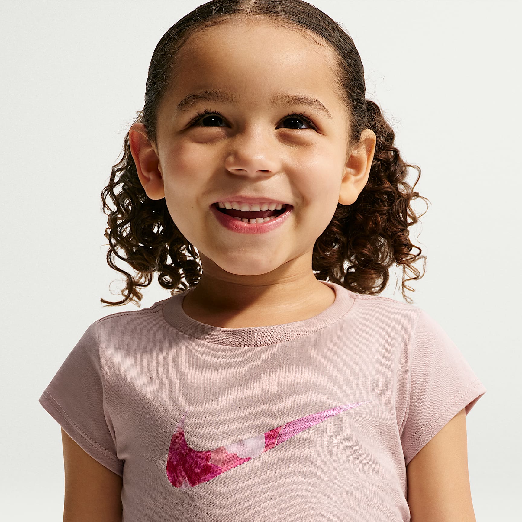 Conjunto de dos piezas con shorts de malla infantil Nike Move With Nature – Magenta claro – vista 2
