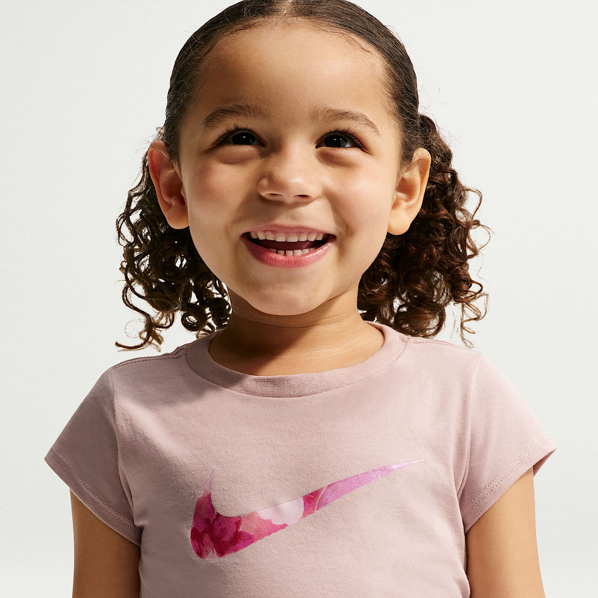 Conjunto de dos piezas con shorts de malla infantil Nike Move With Nature – Magenta claro – vista 2