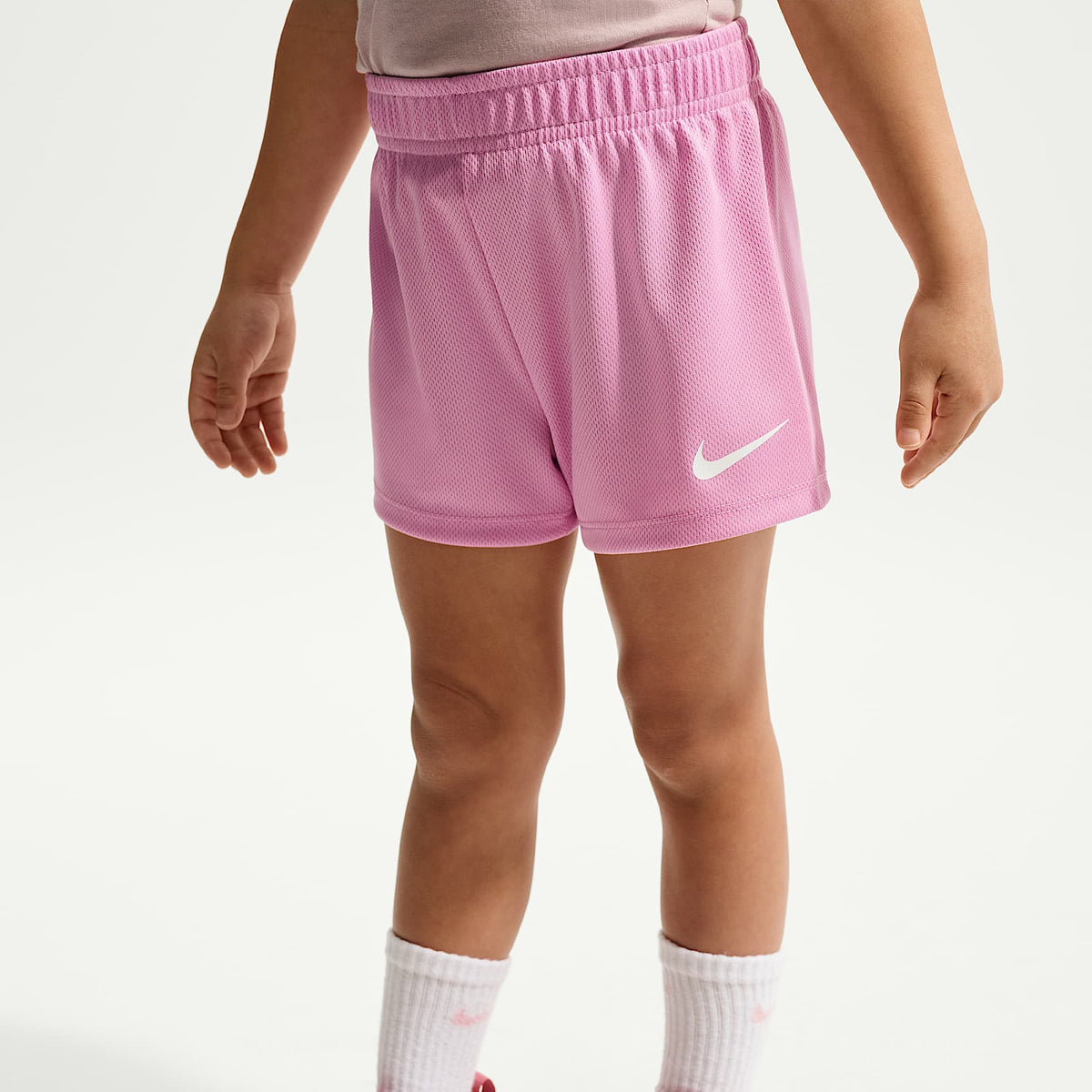 Conjunto de dos piezas con shorts de malla infantil Nike Move With Nature – Magenta claro – vista 4