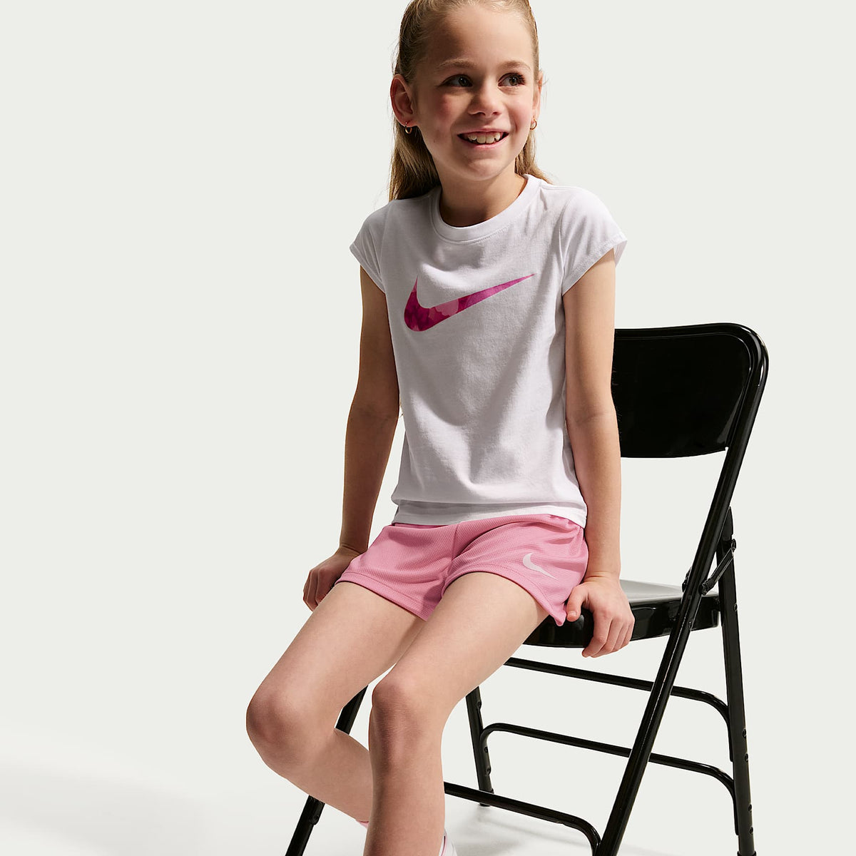 Conjunto de dos piezas con shorts de malla para niños talla pequeña Nike Move With Nature – Rosa suave medio – vista 6