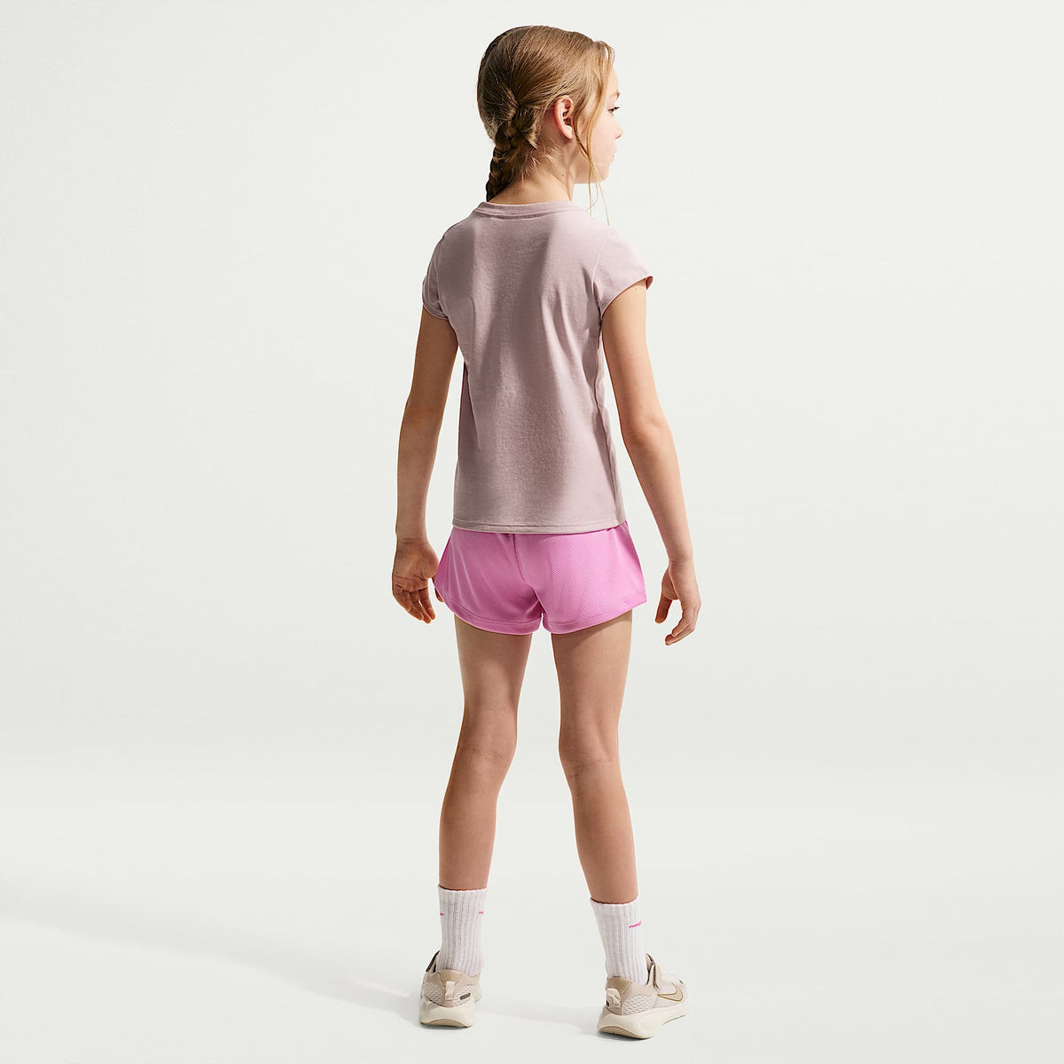 Conjunto de dos piezas con shorts de malla para niños talla pequeña Nike Move With Nature – Magenta claro – vista 7