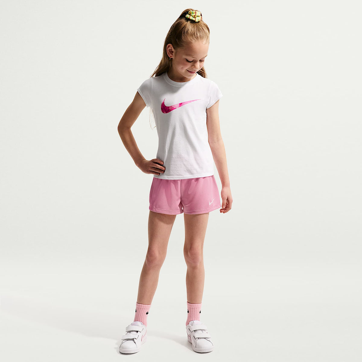 Conjunto de dos piezas con shorts de malla para niños talla pequeña Nike Move With Nature – Rosa suave medio – vista 1