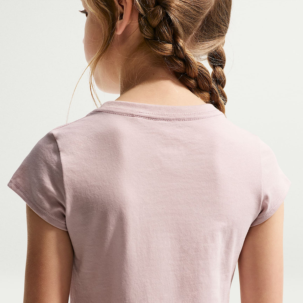 Conjunto de dos piezas con shorts de malla para niños talla pequeña Nike Move With Nature – Magenta claro – vista 3