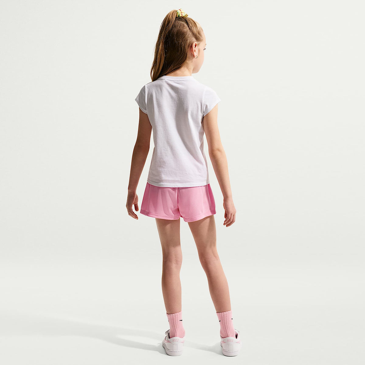 Conjunto de dos piezas con shorts de malla para niños talla pequeña Nike Move With Nature – Rosa suave medio – vista 7