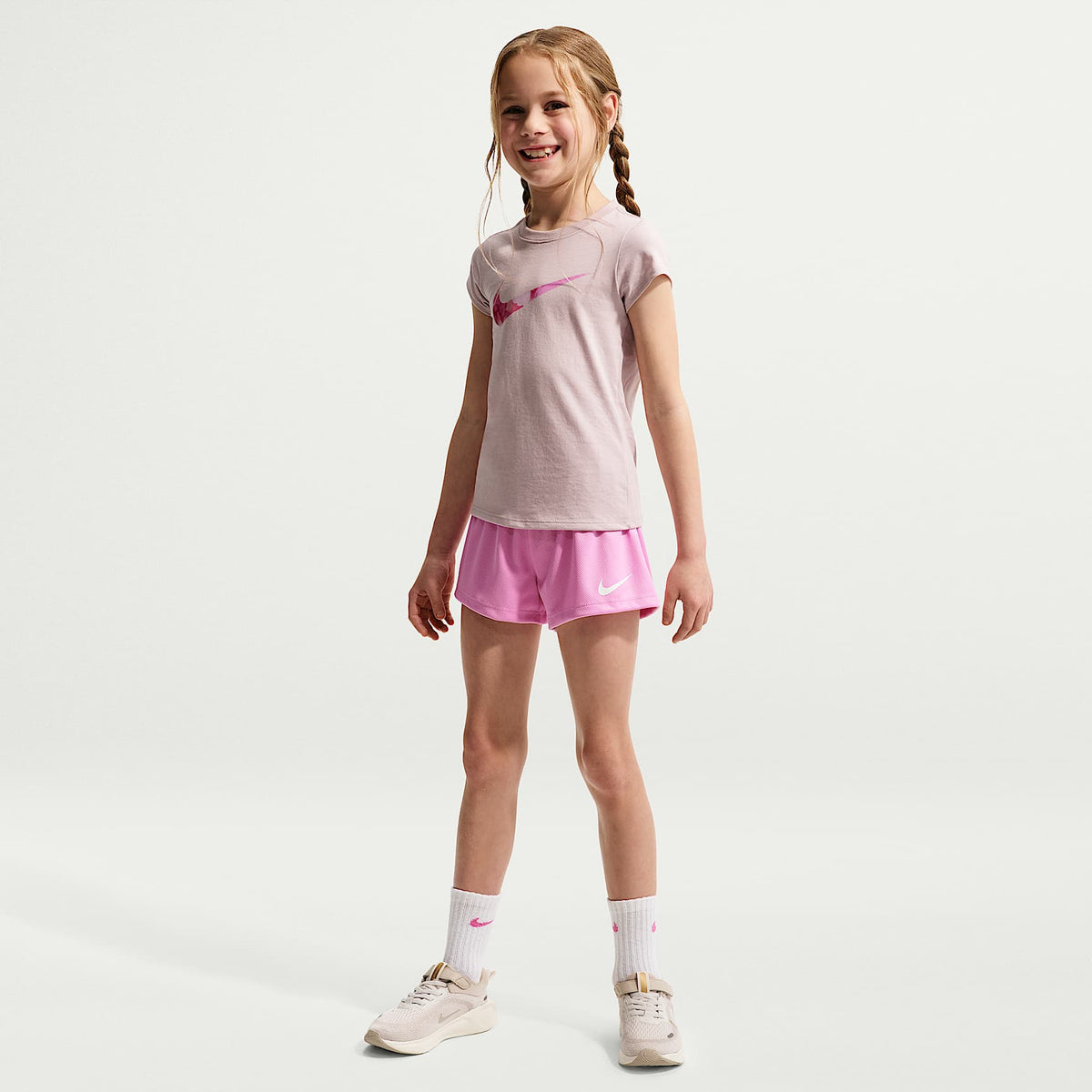 Conjunto de dos piezas con shorts de malla para niños talla pequeña Nike Move With Nature – Magenta claro – vista 1