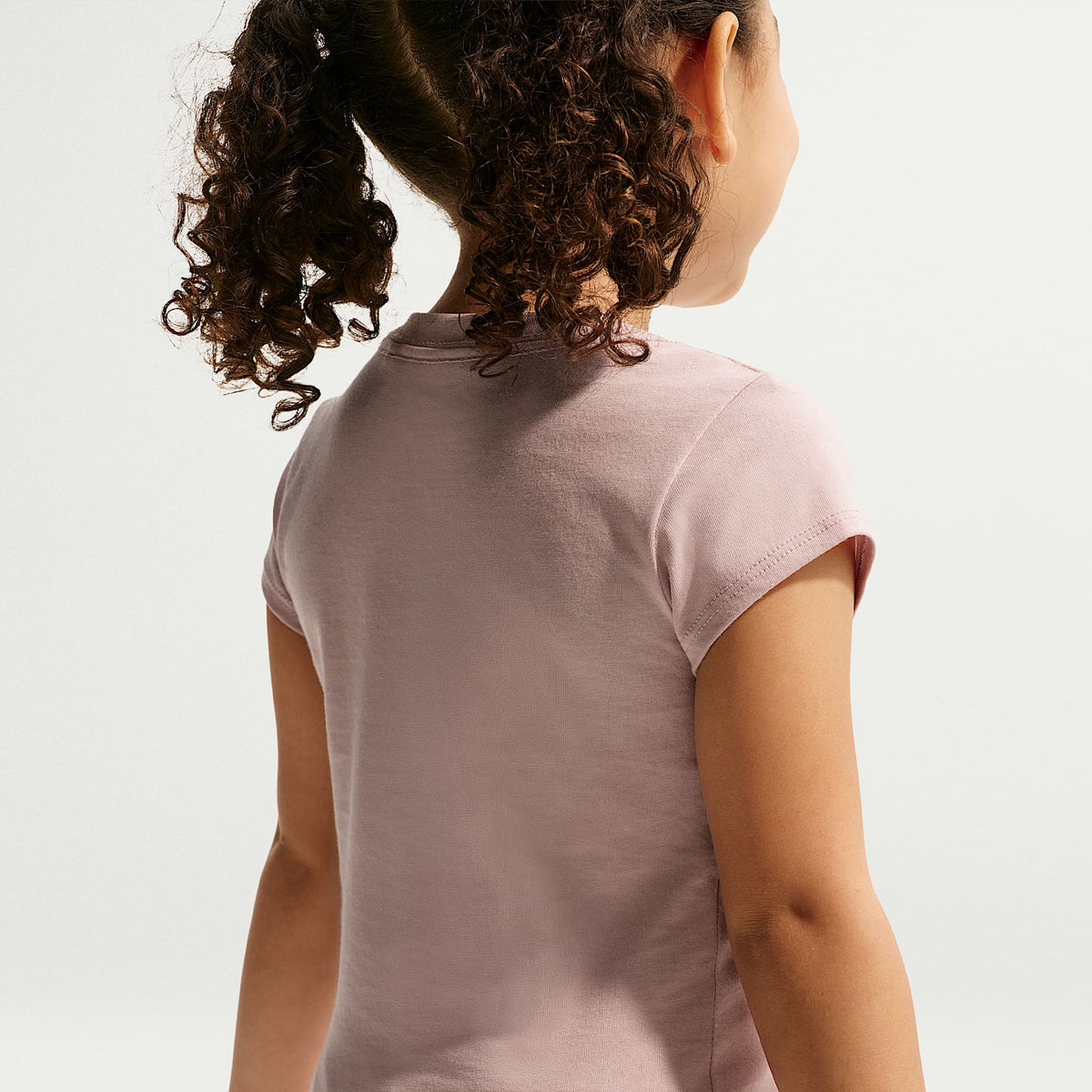Conjunto de dos piezas con shorts de malla infantil Nike Move With Nature – Magenta claro – vista 3