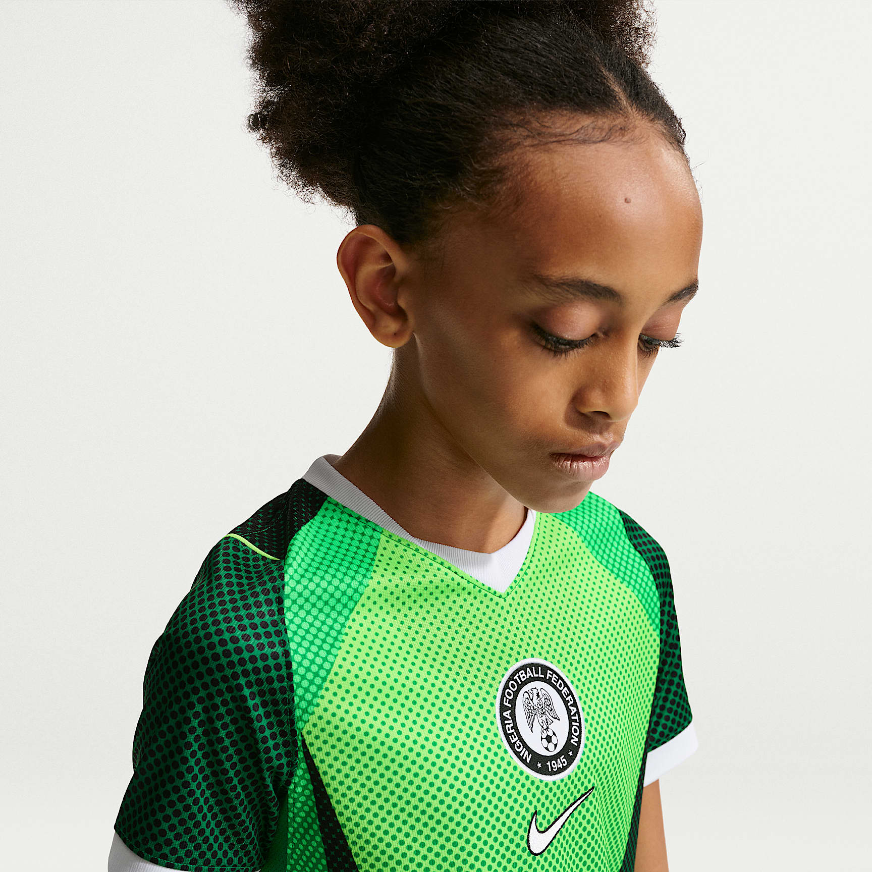 Jersey de fútbol de manga corta Nike Dri-FIT de Nigeria local 2026 Stadium para niños talla grande – Verde pino/Verde eléctrico/Blanco – vista 2