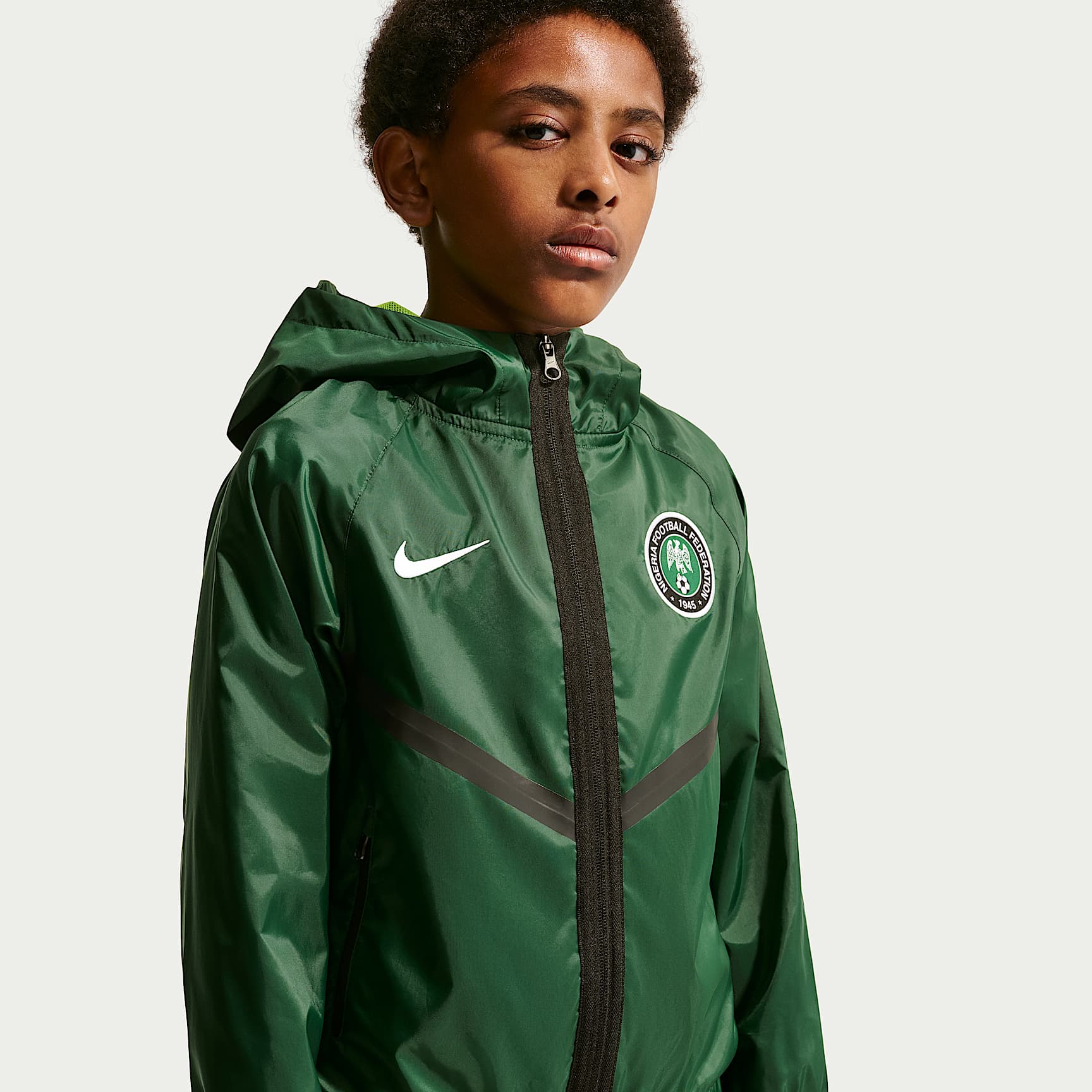 Chamarra Anthem de futbol Nike Dri-FIT para niños talla grande de Nigeria – Verde desfiladero/Verde eléctrico/Blanco – vista 2