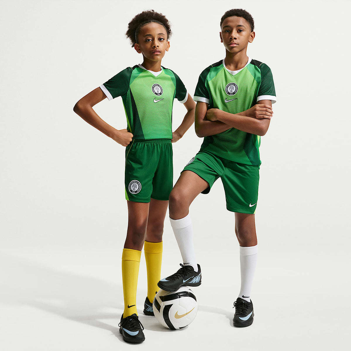 Shorts de fútbol Nike Dri-FIT Replica de Nigeria local 2026 Stadium para niños talla grande – Verde pino/Verde eléctrico/Blanco – vista 1